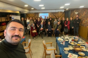 Van İşitme Engelliler ve Aileleri Derneği (VİED) tarafından, engelli mültecilere ve ailelerine yönelik “Engellilik”, “Cinsiyet”, “Toplumsal Cinsiyet”, “Toplumsal Cinsiyet Eşitsizliği ve Nedenleri” başlıkları altında eğitim programı düzenlendi. Sunumu Gazi Üniversitesi Kamu Yönetimi Bölümü mezunu ser