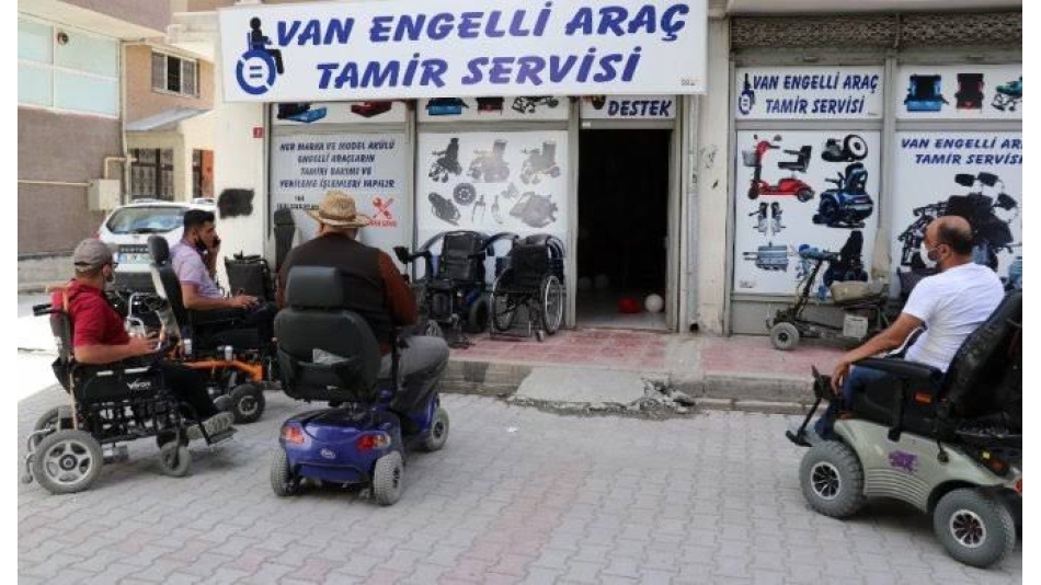 VAN'IN EDREMİT İLÇESİNDE YAŞAYAN SENAR GÜL, ENGELLİ BİREYLERİN AKÜLÜ ARAÇLARINI ÜCRETSİZ TAMİR EDİYOR.